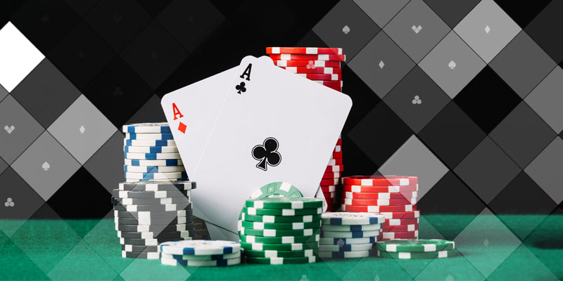 kartu as klub dan kartu as berlian yang dikelilingi oleh chip poker putih, hijau, merah, dan abu-abu dengan elemen Kekuatan Poker